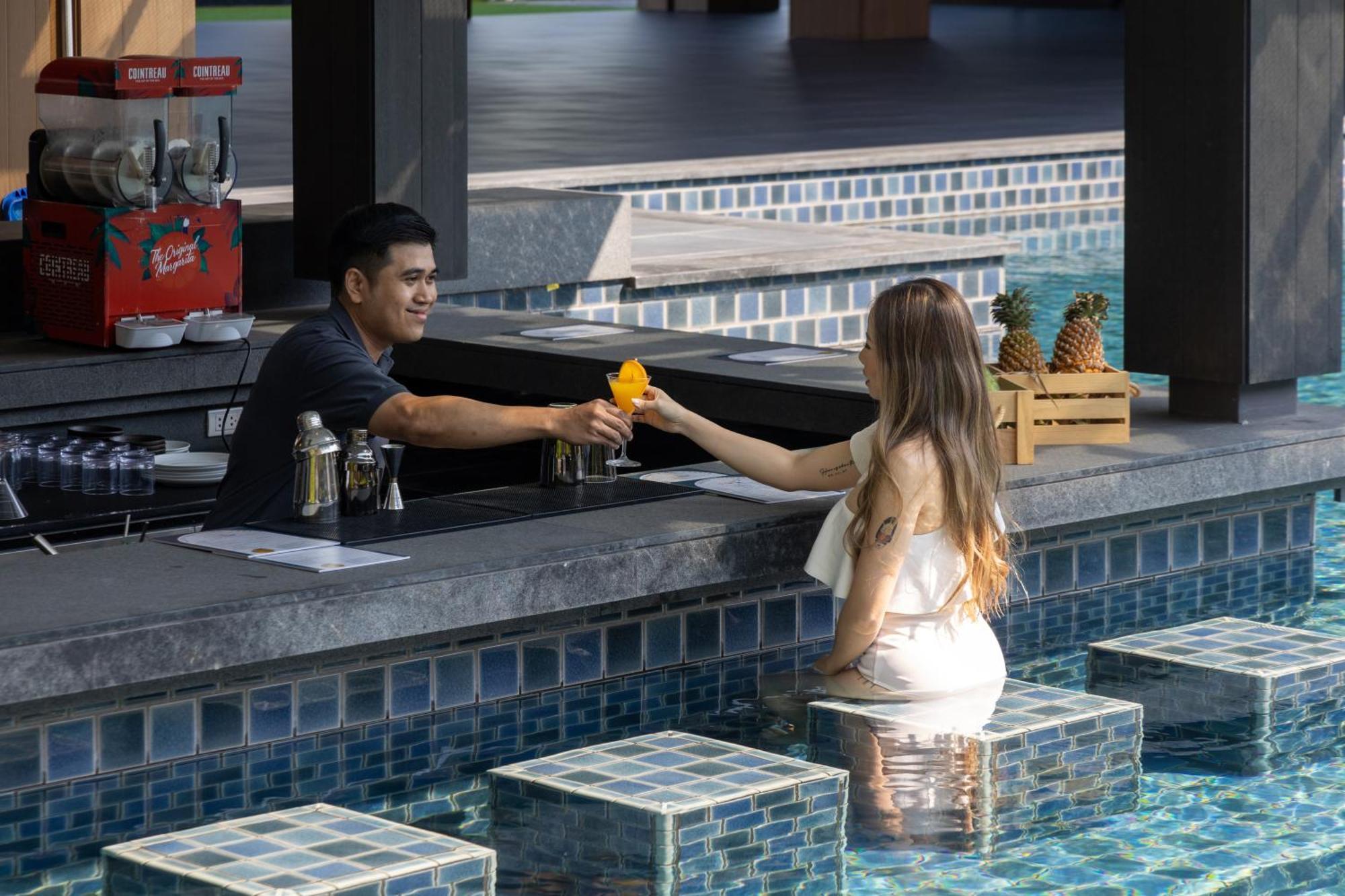 Courtyard By Marriott Bangkok Suvarnabhumi Airport エクステリア 写真
